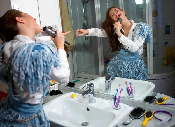 Teen girl singing — Stock Photo, Image