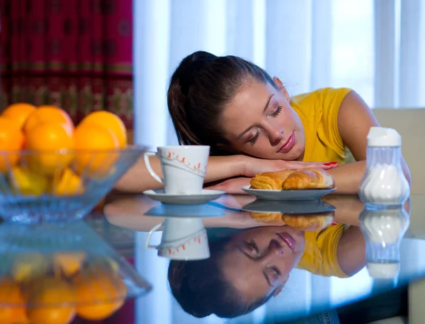 Teenager Mädchen beim Frühstück — Stockfoto