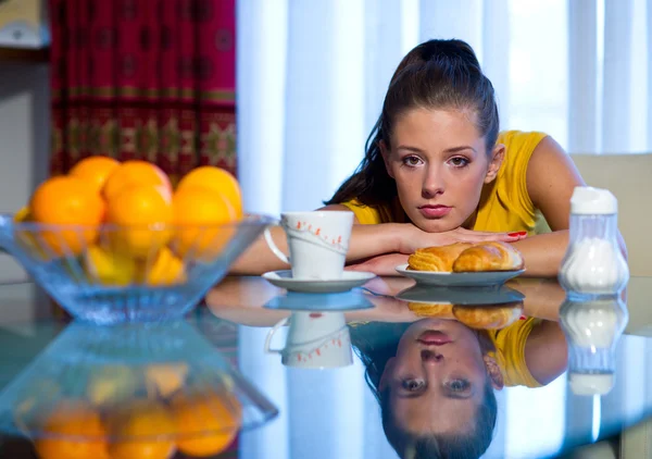 Tiener meisje bij het ontbijt — Stockfoto