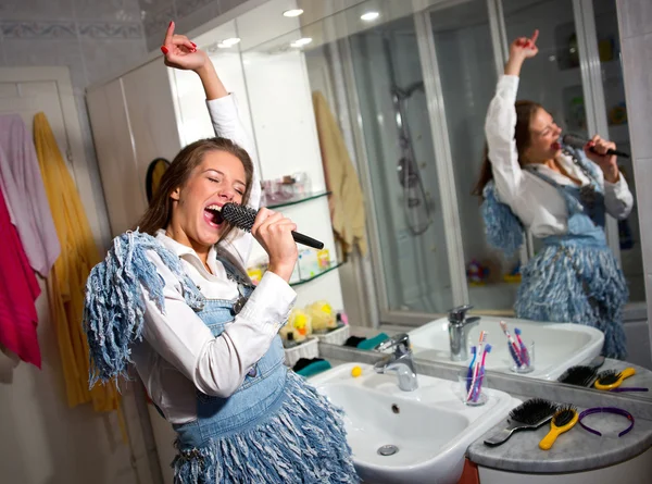 Menina adolescente cantando — Fotografia de Stock