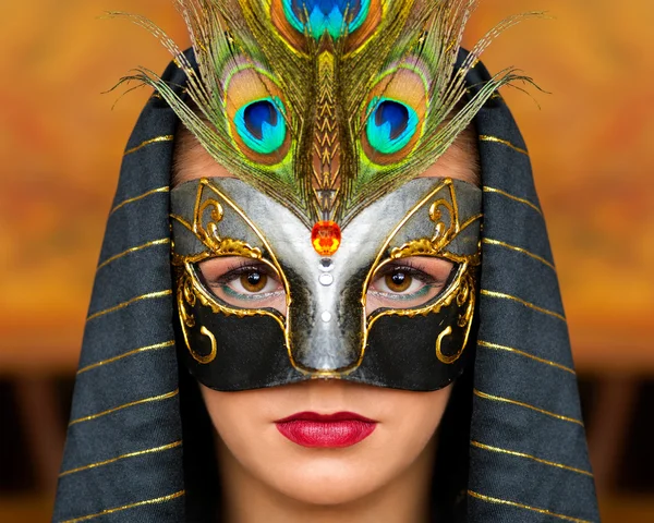 Frauengesicht mit Maske — Stockfoto