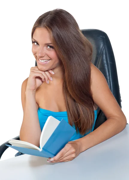 Adolescente chica leyendo libro — Foto de Stock