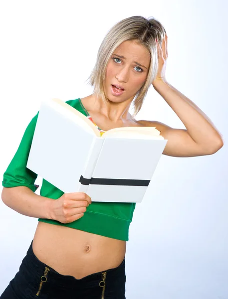 Suprised menina adolescente com capa de livro em branco — Fotografia de Stock