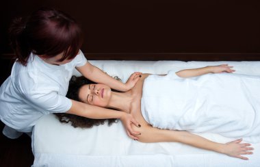 chiropractick boyun ayarlama olan kadın