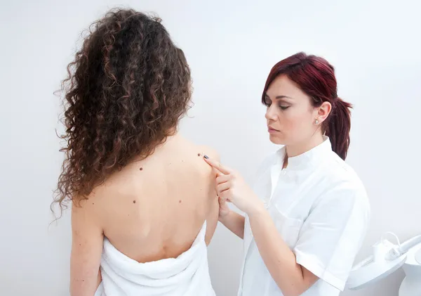 Mulher no exame dermatológico — Fotografia de Stock
