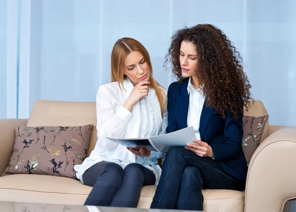 Vrouw vrienden thuis lezen — Stockfoto