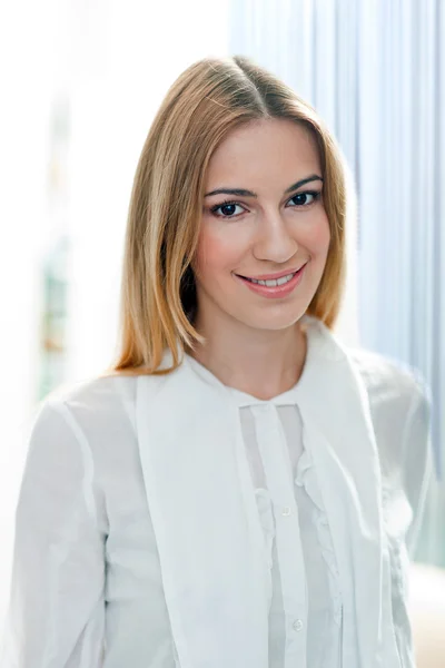 Retrato de beleza de mulher bonita — Fotografia de Stock