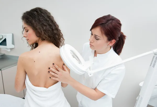 Mulher no exame dermatológico Fotos De Bancos De Imagens