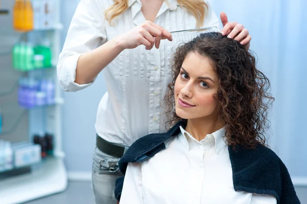 Vrouw in kapsalon Rechtenvrije Stockafbeeldingen