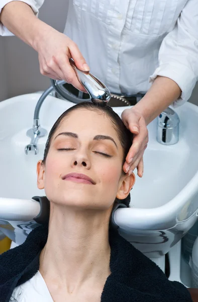 Atractiva mujer lavándose el pelo Imágenes de stock libres de derechos