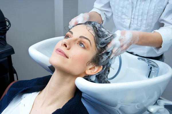 Aantrekkelijke vrouw haar haren wassen Rechtenvrije Stockafbeeldingen