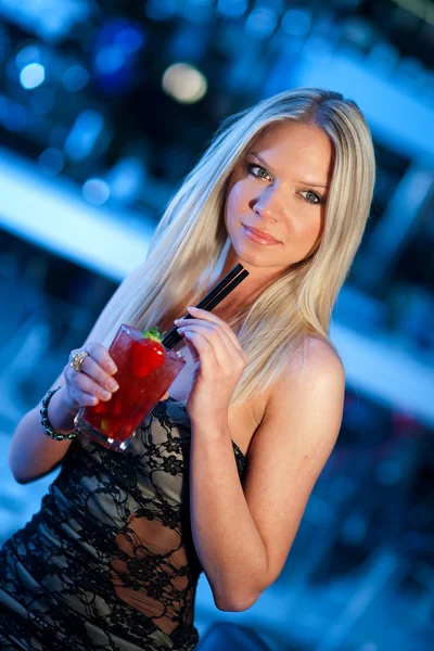Femme attrayante avec cocktail — Photo
