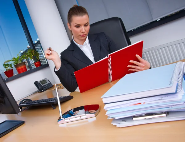 Mujer de negocios en la oficina —  Fotos de Stock