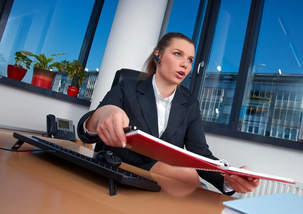 Mulher de negócios no escritório — Fotografia de Stock