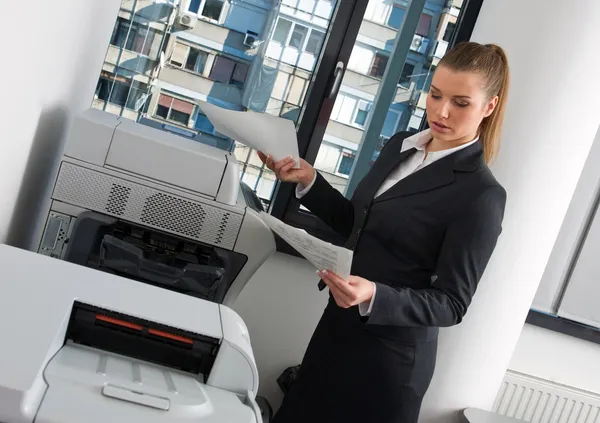 Business woman next to office printer — Stock Photo, Image
