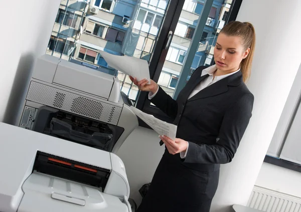 Femme d'affaires à côté de l'imprimante de bureau — Photo