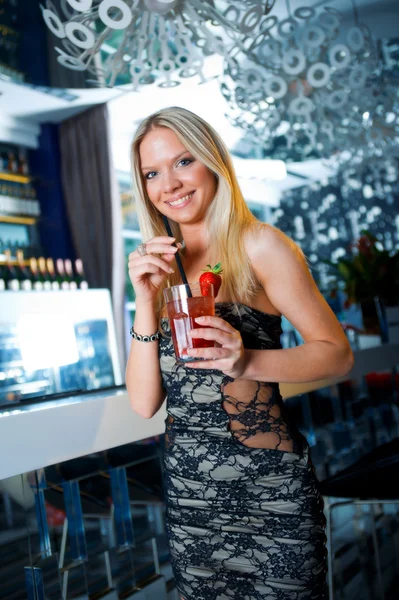 Attraente ragazza con cocktail Foto Stock Royalty Free