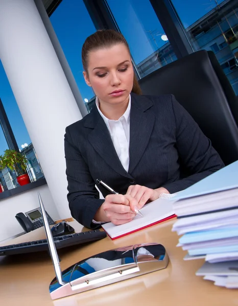 Geschäftsfrau arbeitet lizenzfreie Stockfotos