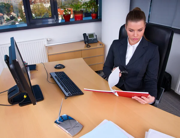 Mujer de negocios en la oficina Fotos De Stock Sin Royalties Gratis