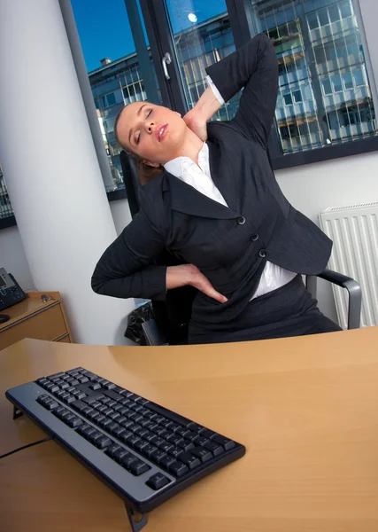 Donna d'affari stretching — Foto Stock