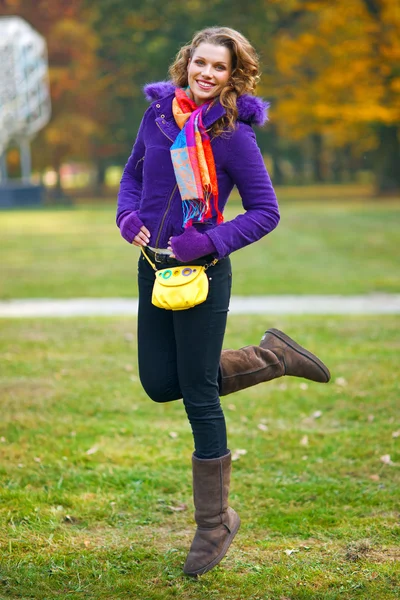 Mujer elegante en el paisaje de otoño — Foto de Stock