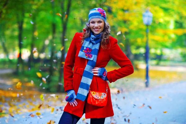 Elegáns nő az őszi táj — Stock Fotó