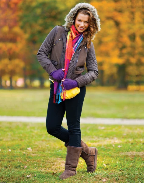 Elegante vrouw in herfst landschap — Stockfoto