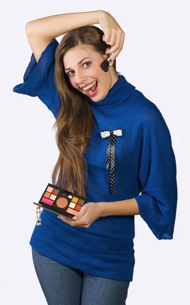 Teen flicka att sätta några makeup — Stockfoto