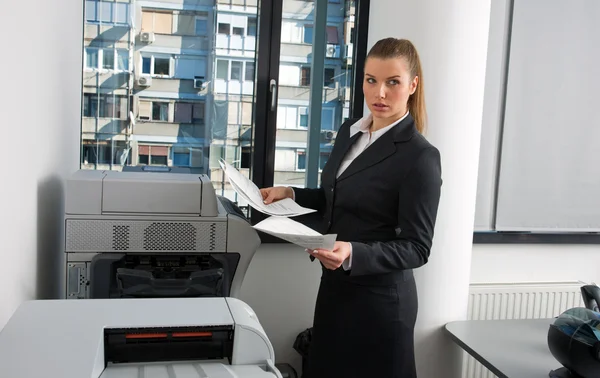 Geschäftsfrau neben Bürodrucker — Stockfoto