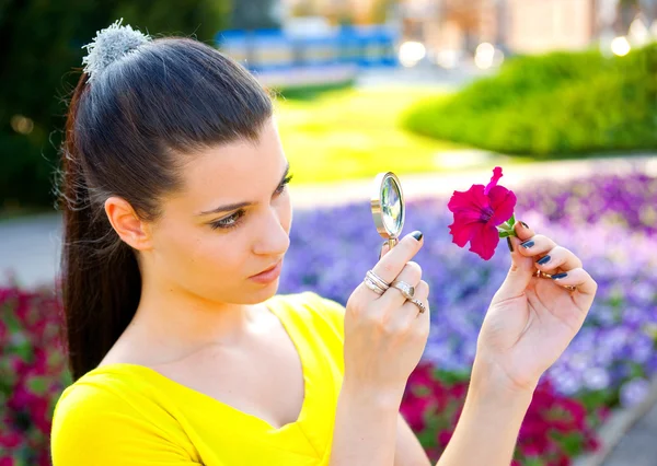 Flicka med blomma — Stockfoto