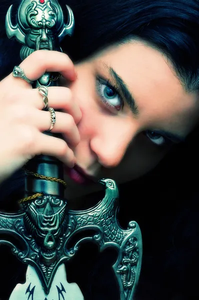 Menina gótica com uma espada — Fotografia de Stock