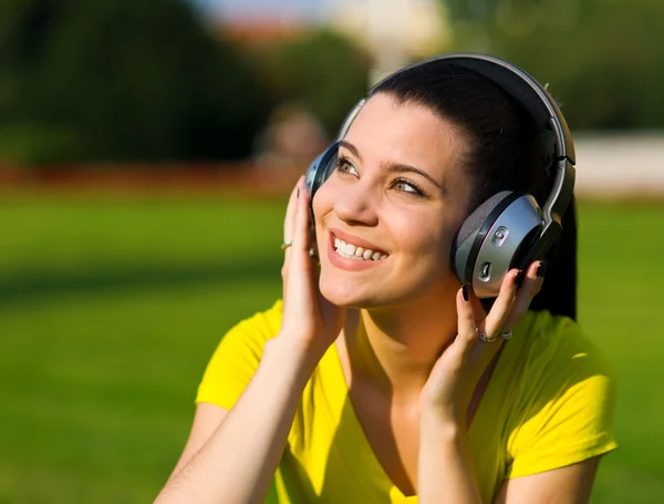 Mulher com fones de ouvido — Fotografia de Stock