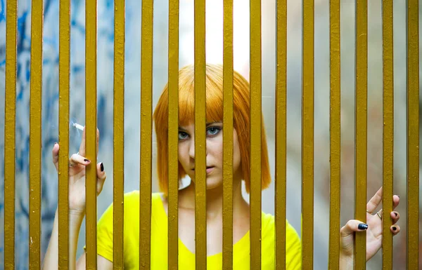 Девушка в золотой клетке — стоковое фото
