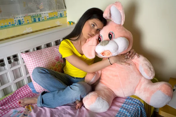큰 토끼 장난감 소녀 — 스톡 사진
