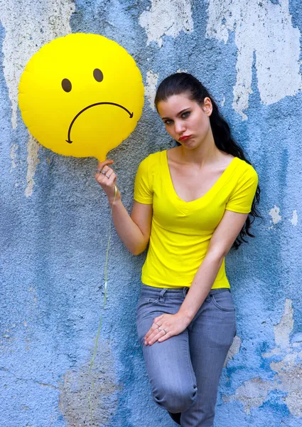 Teenager-Mädchen mit traurigem Smiley-Luftballon — Stockfoto