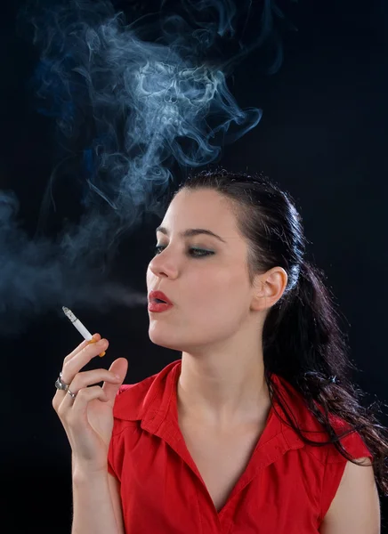 Jonge vrouw met sigaret — Stockfoto