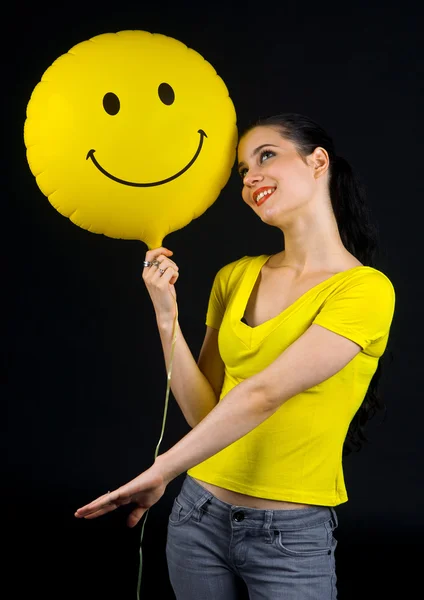 Frau mit Smiley-Ballon — Stockfoto