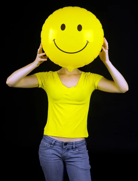 Chica con globo sonriente en lugar de su cara —  Fotos de Stock