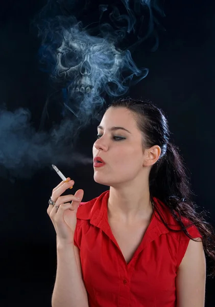 Woman smoking — Stock Photo, Image