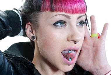 genç kız piercing