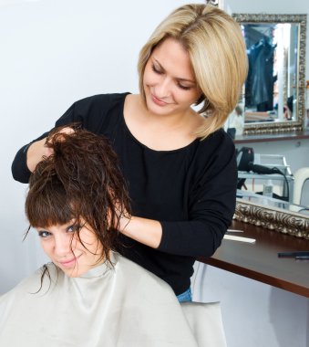 saç stilisti çalışmalarında