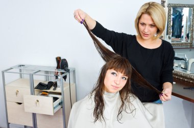 saç stilisti çalışmalarında