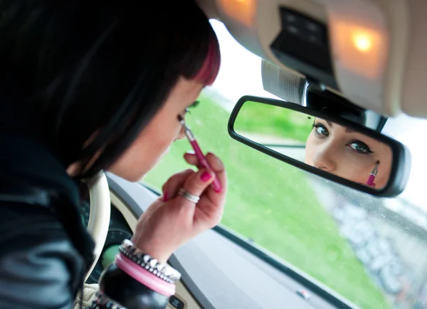 Putting make up in car — Stock Photo, Image
