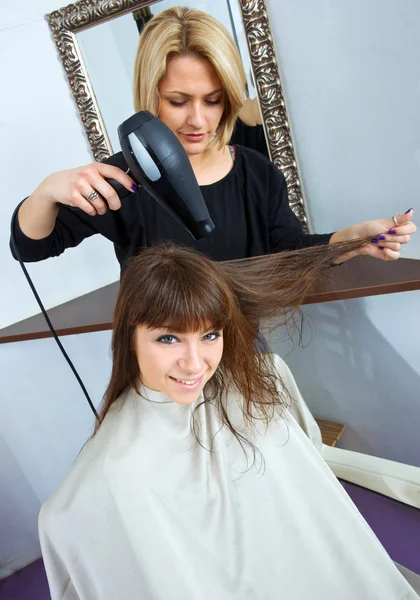 Kvinna i hårsalong — Stockfoto