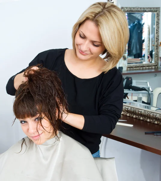 Haarstylist in werk — Stockfoto