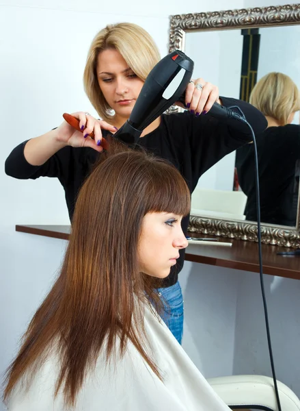 Haarstylist in werk — Stockfoto