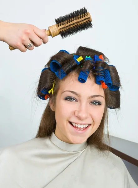 Frau mit Haarrollen lizenzfreie Stockbilder