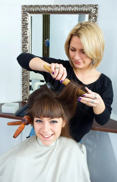 Friseur bei der Arbeit lizenzfreie Stockfotos