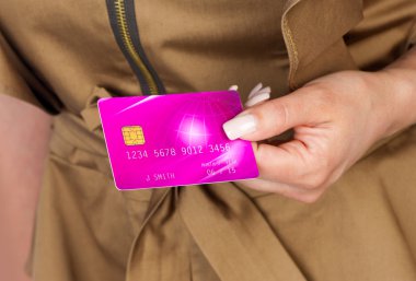 kadın el ile kredi kartı