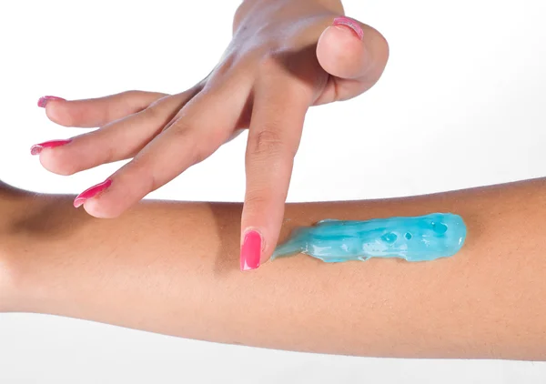 Vrouw arm met huid gel — Stockfoto